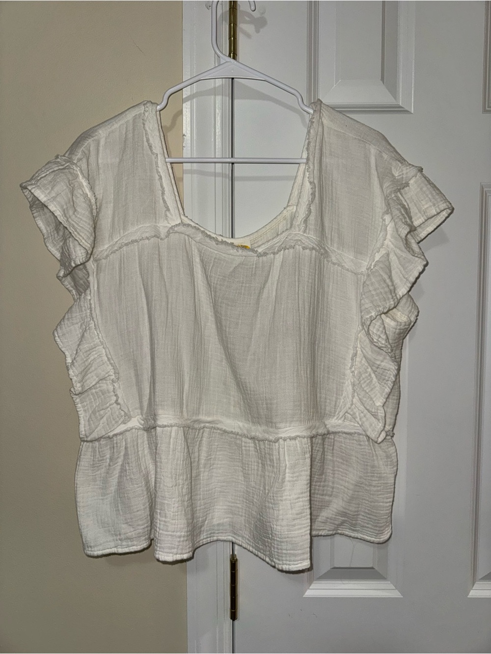 NWT C & C California Women’s Cream Ruffle Sleeve Blouse